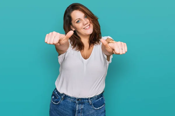 Young Size Woman Wearing Casual White Shirt Approving Doing Positive — Stock Photo, Image