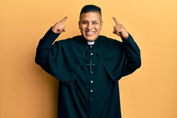 Mladý Kněz Latinsky Stojící Nad Žlutým Pozadím Úsměvem Ukazující Hlavu — Stock fotografie