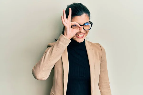 Jonge Latino Vrouw Dragen Business Stijl Bril Glimlachen Gelukkig Doen — Stockfoto