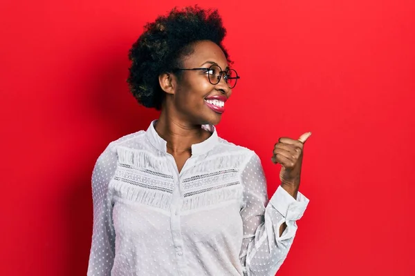 Ung Afrikansk Amerikansk Kvinna Klädd Casual Kläder Och Glasögon Leende — Stockfoto