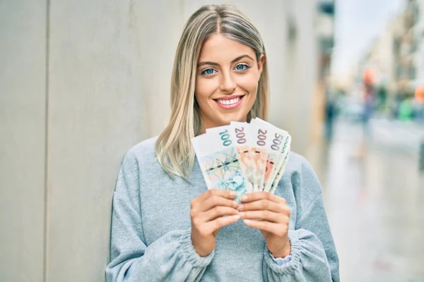 Молода Блондинка Посміхається Щасливий Тримає Чеські Банкноти Коруни Місті — стокове фото