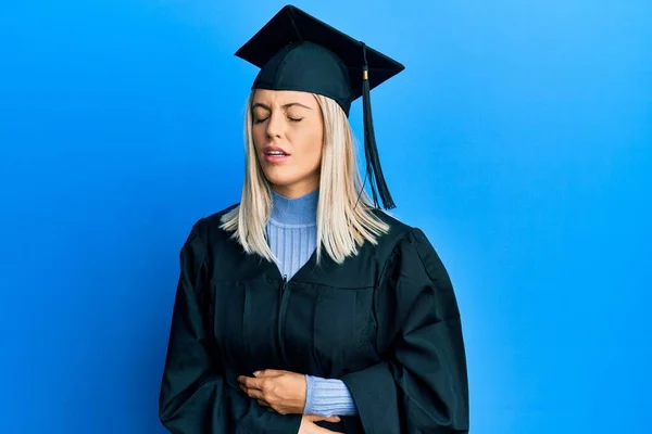 Mooie Blonde Vrouw Met Diploma Uitreiking Pet Ceremonie Badjas Met — Stockfoto