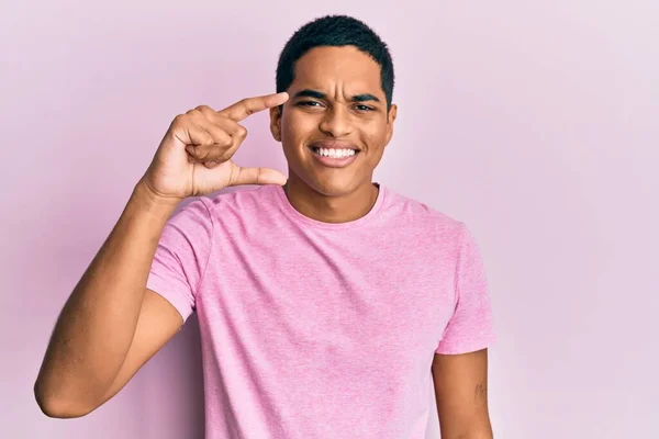 Jonge Knappe Latino Man Draagt Casual Roze Shirt Glimlachend Zelfverzekerd — Stockfoto