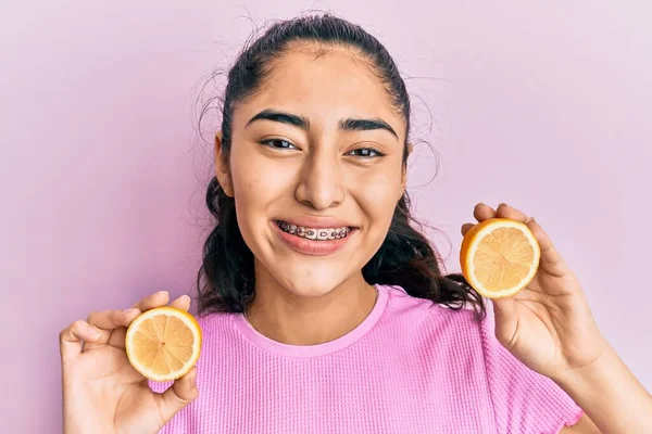 Латиноамериканская Девочка Подросток Зубными Скобками Держащая Лимон Улыбающийся Счастливой Прохладной — стоковое фото