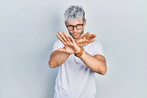 Modern Boyalı Saçlı Beyaz Tişörtlü Gözlüklü Kollarını Ellerini Çaprazlayan Negatif — Stok fotoğraf
