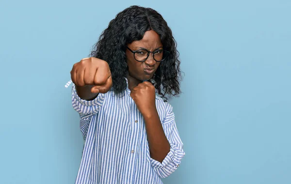 Mooie Afrikaanse Jonge Vrouw Casual Kleding Glazen Ponsen Vuist Vechten — Stockfoto