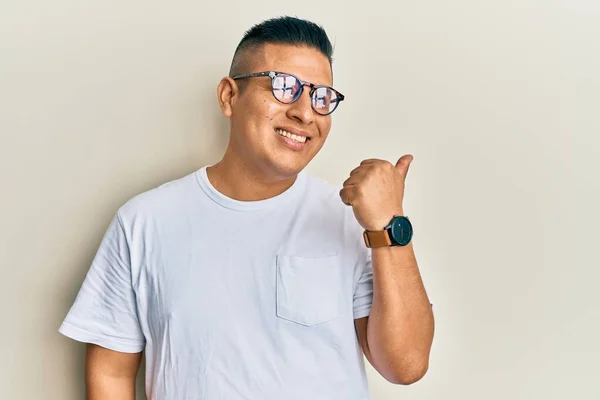 Jovem Latino Vestindo Roupas Casuais Óculos Apontando Polegar Para Lado — Fotografia de Stock