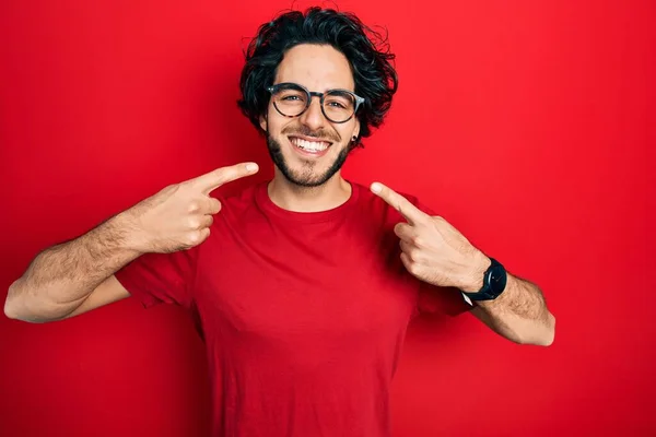 Schöner Hispanischer Mann Mit Lässigem Shirt Und Brille Der Fröhlich — Stockfoto