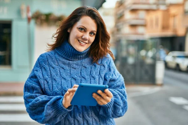 Jovem Irlandesa Size Girl Usando Touchpad Cidade — Fotografia de Stock