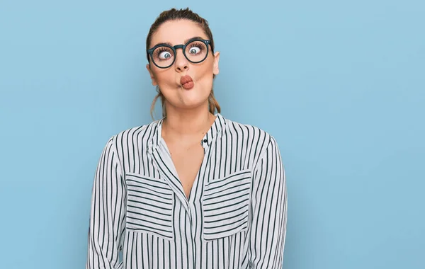 Mujer Joven Caucásica Con Camisa Negocios Gafas Haciendo Cara Pez — Foto de Stock