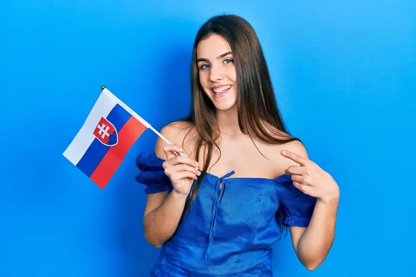 Slovakya Bayrağı Tutan Genç Esmer Kız Mutlu Bir Şekilde Parmak — Stok fotoğraf