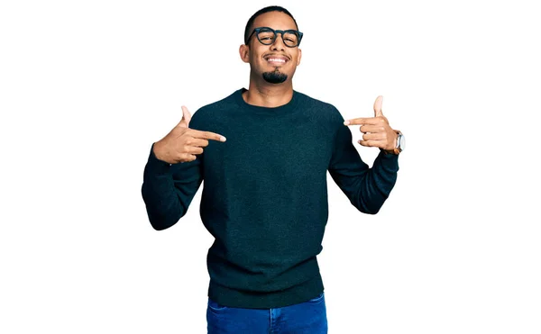 年轻的非洲裔美国人 身穿休闲装 戴着眼镜 面带微笑 用手指指着自己 自豪而快乐 — 图库照片
