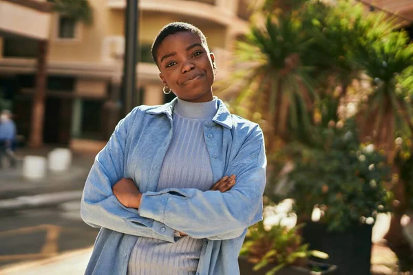 Fiatal Afro Amerikai Mosolyog Boldog Keresztbe Tett Karokkal Városban — Stock Fotó
