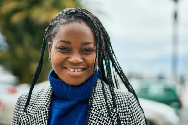 Giovane Donna Affari Afroamericana Sorridente Felice Piedi Alla Città — Foto Stock