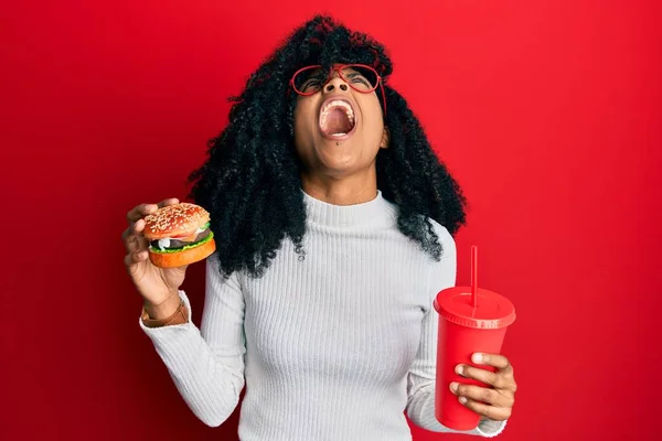 Африканська Американка Волоссям Афро Їдає Смачний Класичний Бургер Соду Сердитий — стокове фото