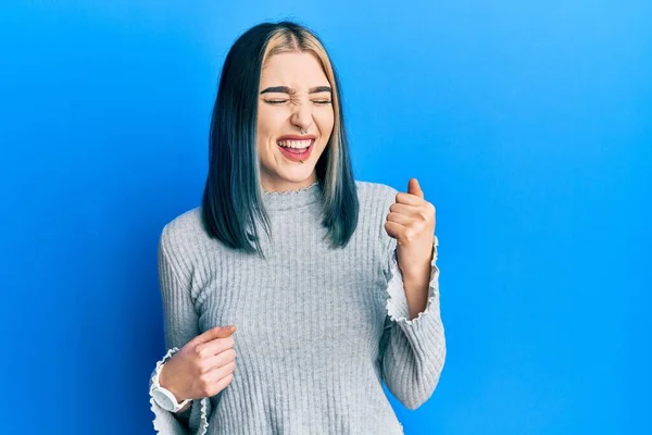 Jovem Menina Moderna Vestindo Camisola Casual Comemorando Surpreso Surpreso Com — Fotografia de Stock