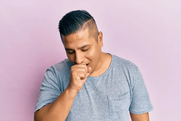 Hombre Latino Joven Que Usa Ropa Casual Sintiéndose Mal Tosiendo —  Fotos de Stock
