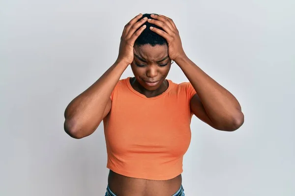 Mujer Afroamericana Joven Con Camiseta Naranja Casual Que Sufre Dolor — Foto de Stock