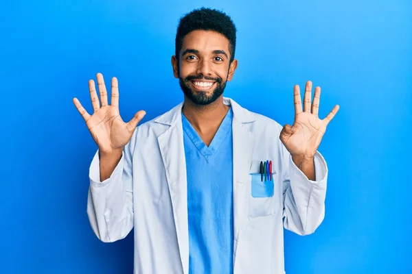 Hombre Hispano Guapo Con Barba Vistiendo Uniforme Médico Mostrando Señalando — Foto de Stock