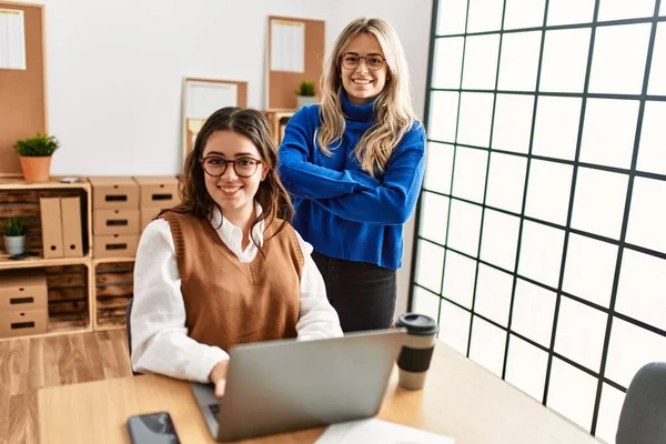 Dois Trabalhadores Negócios Mulher Sorrindo Feliz Trabalhando Escritório — Fotografia de Stock