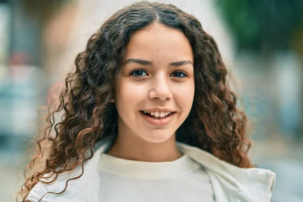 Adolescente Hispana Sonriendo Feliz Pie Ciudad —  Fotos de Stock