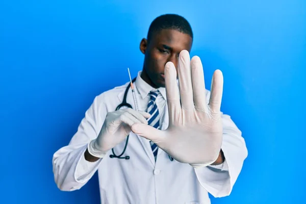 Jeune Médecin Afro Américain Tenant Une Seringue Main Ouverte Faisant — Photo