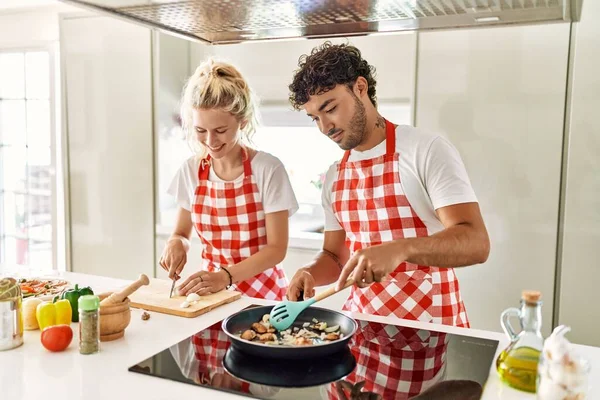 Casal Jovem Sorrindo Cozinha Feliz Usando Frigideira Cozinha — Fotografia de Stock