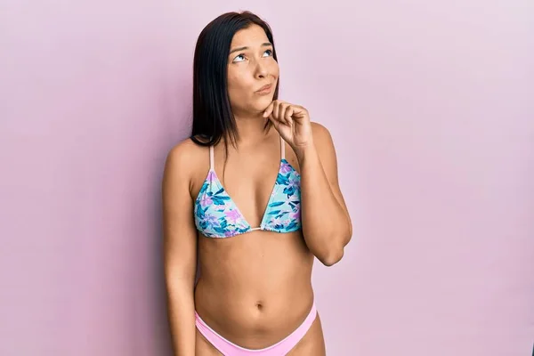 Mujer Latina Joven Usando Bikini Cara Seria Pensando Pregunta Con — Foto de Stock