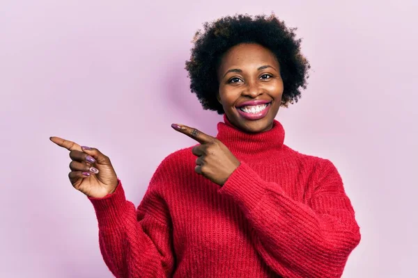 Joven Mujer Afroamericana Vistiendo Ropa Casual Sonriendo Mirando Cámara Apuntando —  Fotos de Stock