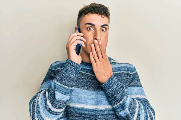 Ισπανόφωνος Νεαρός Άνδρας Που Έχει Συνομιλία Μιλώντας Στο Smartphone Που — Φωτογραφία Αρχείου
