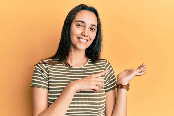 Jonge Latino Vrouw Dragen Casual Gestreept Shirt Verbaasd Glimlachen Naar — Stockfoto