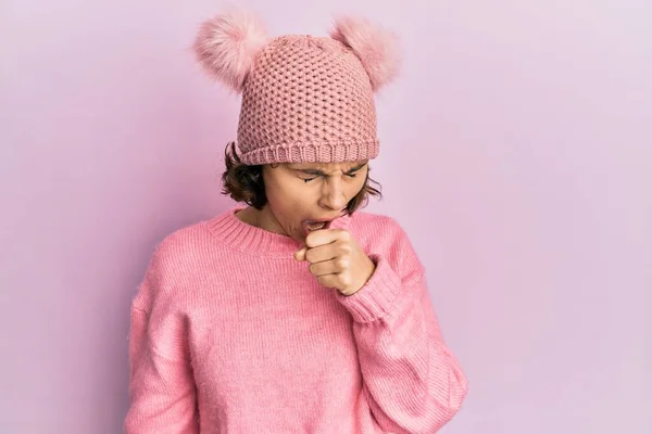 若いブルネットの女性は 寒さや気管支炎の症状としてよくないと咳をしてかわいいウールキャップ感を着ています ヘルスケアの概念 — ストック写真
