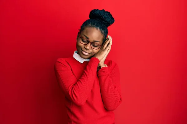 Mladá Africká Americká Žena Nosí Ležérní Oblečení Brýle Spí Unavená — Stock fotografie