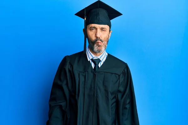 Uomo Ispanico Mezza Età Che Indossa Berretto Laurea Accappatoio Cerimonia — Foto Stock