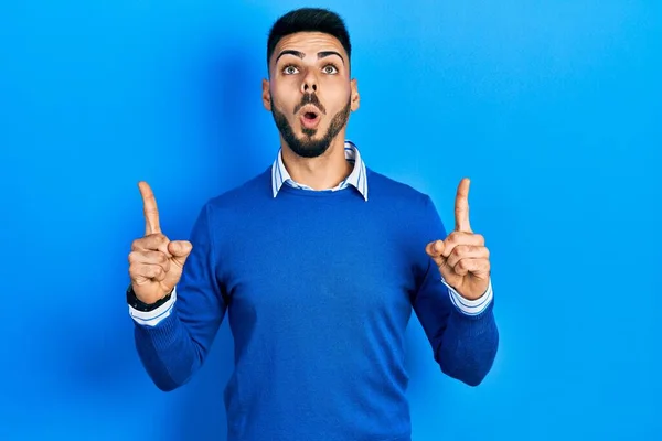 Young Hispanic Man Beard Wearing Casual Blue Sweater Amazed Surprised — Stock Photo, Image