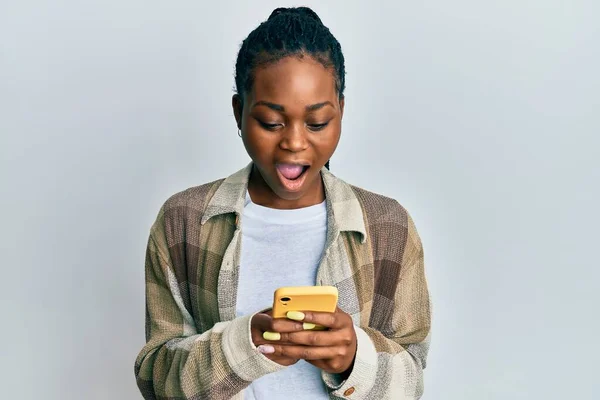年轻的非洲裔美国女人用智能手机恐惧 惊讶的表情 恐惧和兴奋的脸 — 图库照片