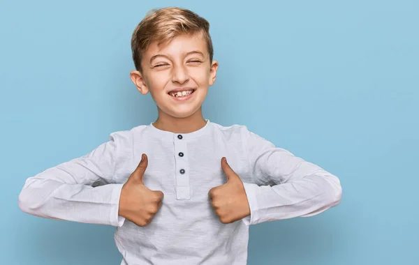 Kleine Kaukasische Junge Lässiger Kleidung Erfolgszeichen Tun Positive Geste Mit — Stockfoto