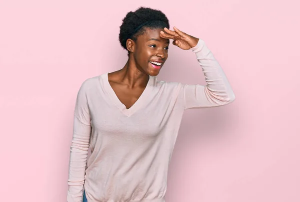 Jovem Afro Americana Vestindo Roupas Casuais Muito Feliz Sorrindo Olhando — Fotografia de Stock