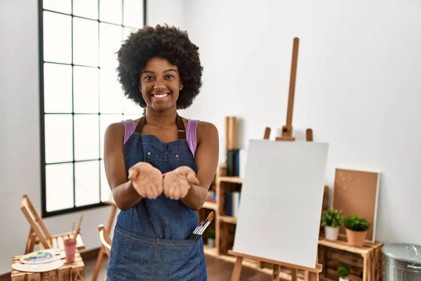 Young African American Woman Afro Hair Art Studio Smiling Hands — Stock Photo, Image