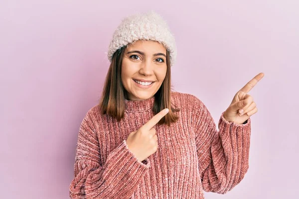 Jovem Mulher Bonita Vestindo Suéter Chapéu Inverno Sorrindo Olhando Para — Fotografia de Stock