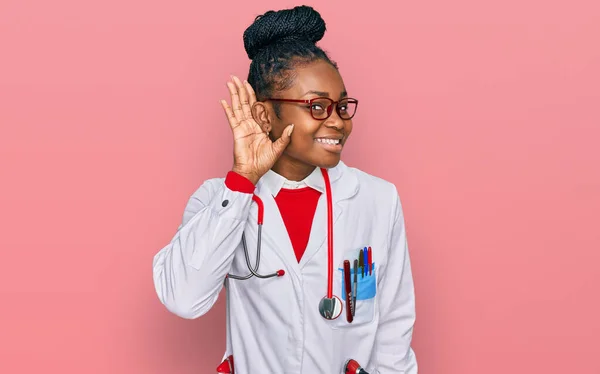 Genç Afro Amerikan Kadın Doktor Üniforması Steteskop Takmış Kulaktan Kulağa — Stok fotoğraf