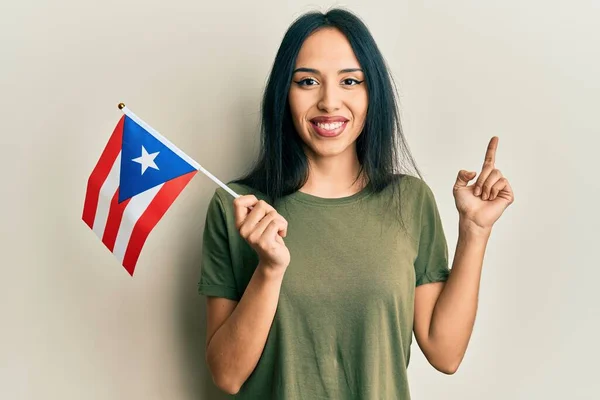 Young Hispanic Girl Holding Puerto Rico Flag Smiling Happy Pointing — 스톡 사진