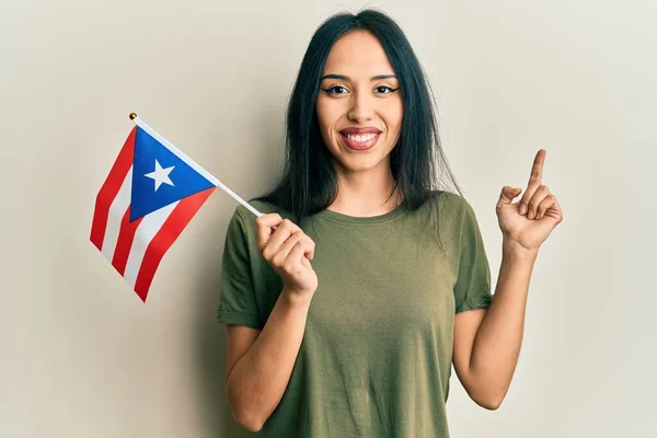 Menina Hispânica Jovem Segurando Bandeira Porto Rico Sorrindo Feliz Apontando — Fotografia de Stock