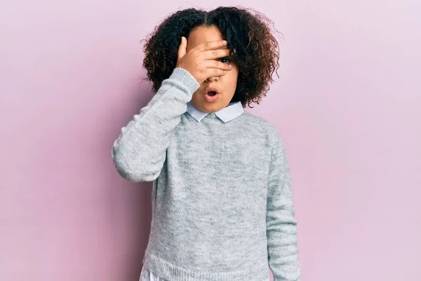 Kleines Mädchen Mit Afro Haaren Lässiger Kleidung Die Schockiert Gesicht — Stockfoto