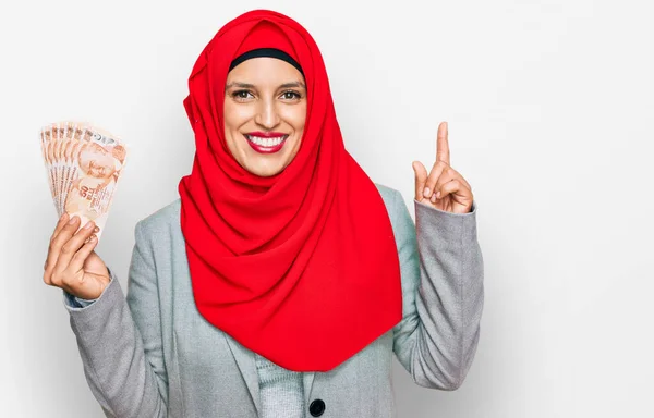 Piękna Latynoska Kobieta Islamskim Hidżabie Trzymająca Tureckie Liry Banknotów Zaskoczona — Zdjęcie stockowe