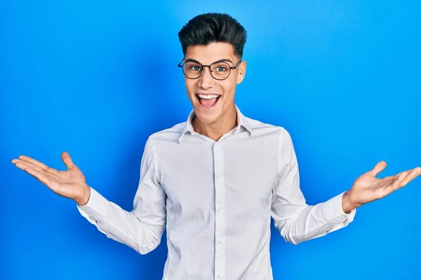 Jovem Hispânico Vestindo Roupas Casuais Óculos Celebrando Vitória Com Sorriso — Fotografia de Stock