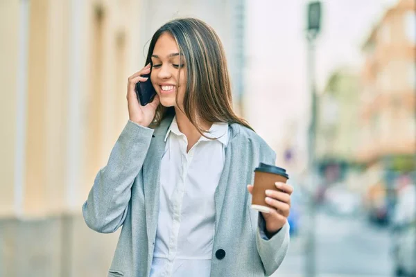 Genç Latin Kadını Akıllı Telefondan Konuşuyor Şehirde Kahve Içiyor — Stok fotoğraf