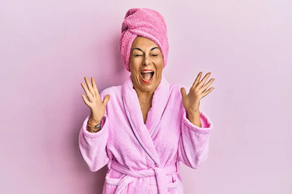 Mujer Hispana Mediana Edad Con Gorra Toalla Ducha Albornoz Celebrando — Foto de Stock