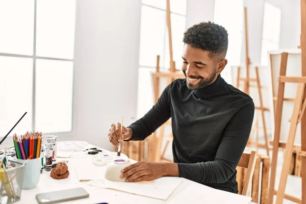 Joven Afroamericano Artista Hombre Sonriendo Feliz Pintura Cerámica Estudio Arte — Foto de Stock