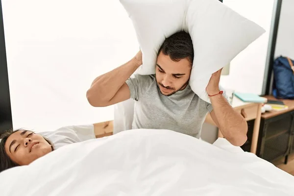 Mannen Täcker Öronen Med Kudde Irriterad För Snarkning Liggande Sängen — Stockfoto